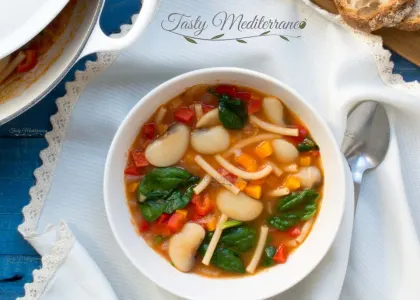 Soupe de pâtes et de haricots blancs à la méditerranéenne
