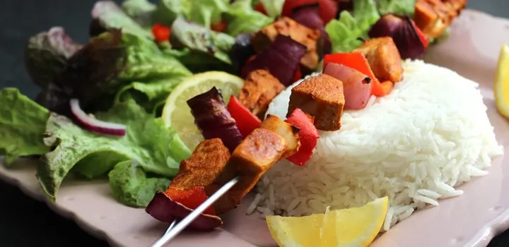 Brochettes de fruits du jacquier tandoori