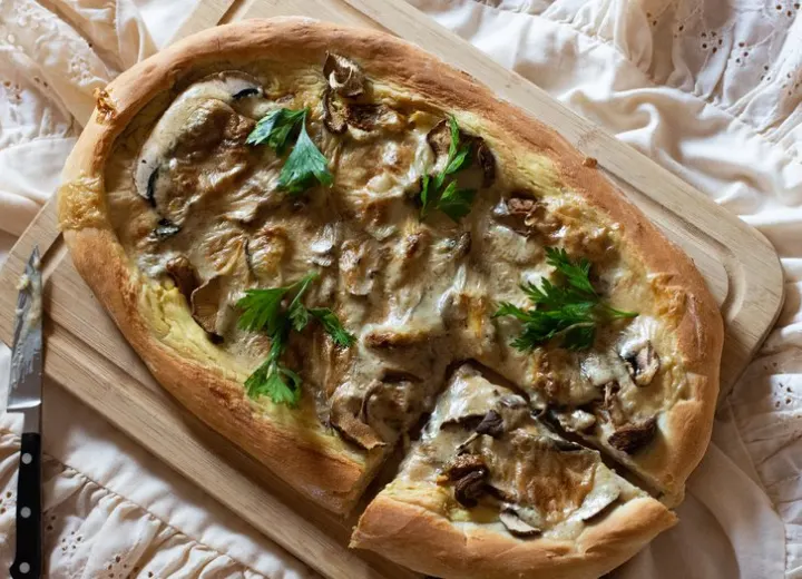 Pizza végane aux champignons, faucisse et vromage