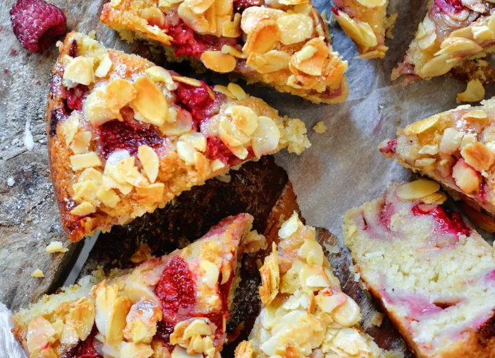 Gâteau aux amandes à la fraise et noix de coco